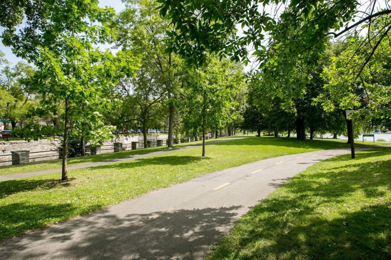 Free Parking In Beautiful Lachine 몬트리올 외부 사진